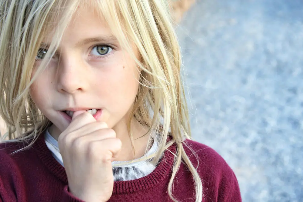 Çocuklarda Parmak Emme ve Tırnak Yeme: Nedenleri ve Çözümler